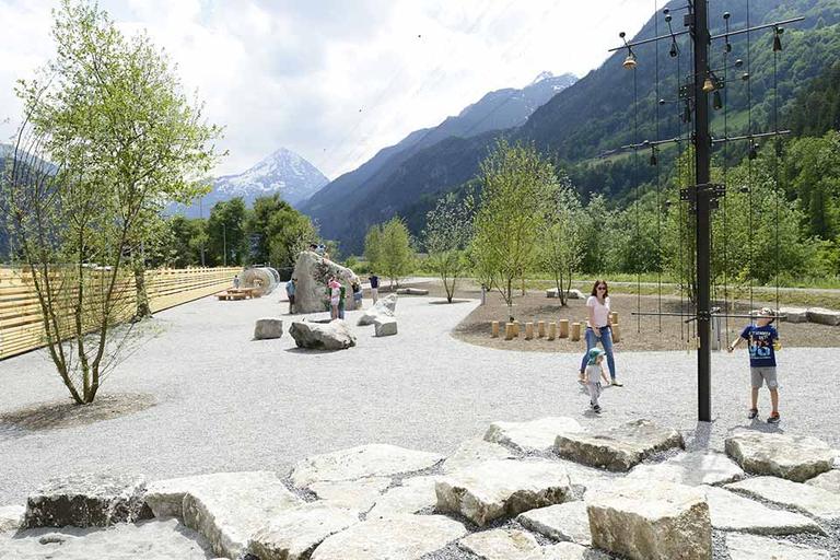 Blick über Parkanlage vor Bergkulisse der Urner Alpen