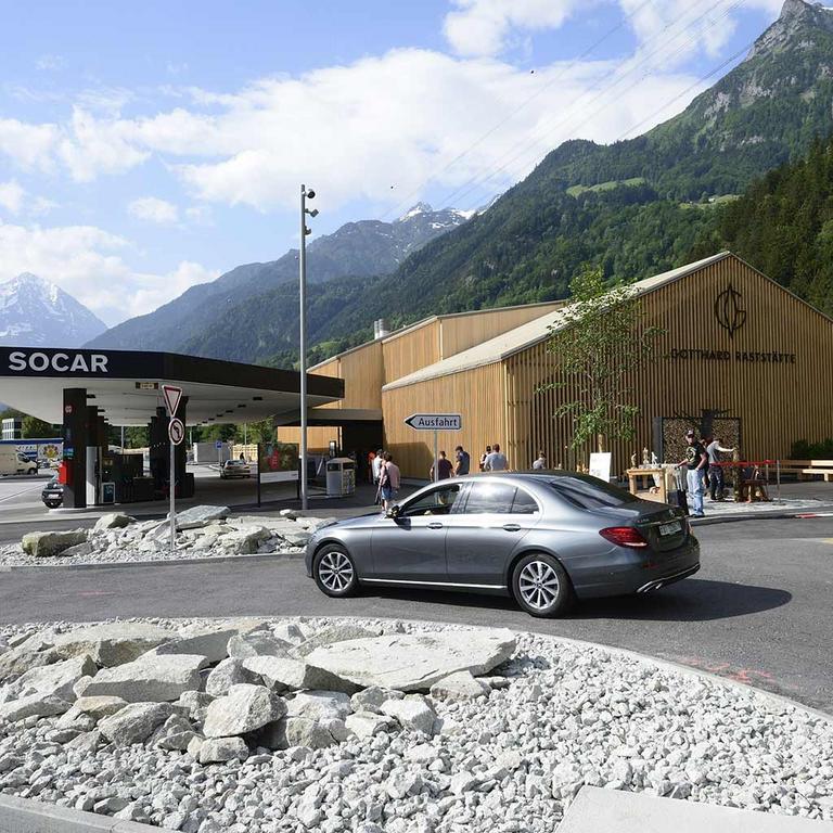 Blick vom Kreisel auf den modernen Holzbau der Raststätte Süd