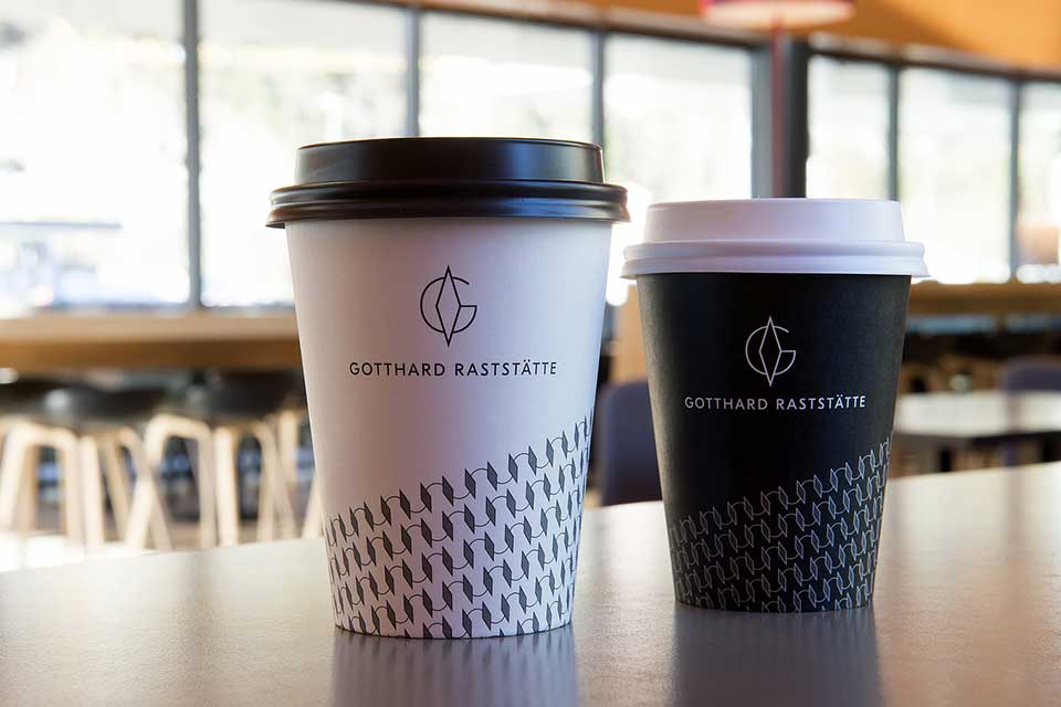 Black and white coffee cups with lids – to go