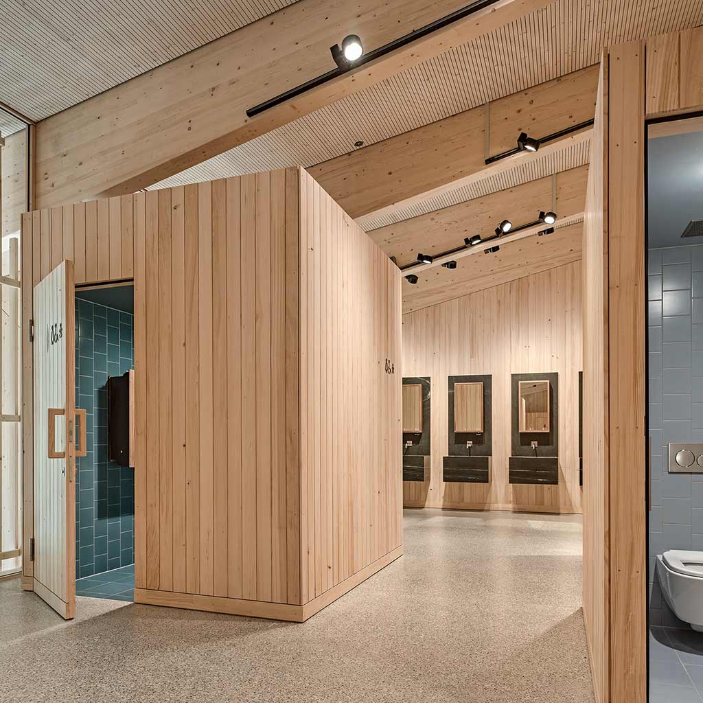 Moderni bagni e docce realizzati con architettura in legno chiaro